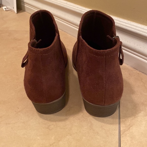 *NEW AND NEVER WORN* Brown Booties - Picture 3 of 5